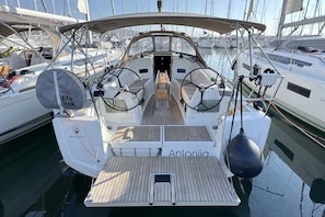 Eine Segelyacht namens 'Antonia' liegt in einer Marina mit mehreren Booten festgemacht.
