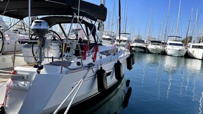 Marina - Sun-Kissed Sailing Adventure in Islas Sarónicas (Alimos)