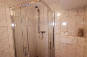 Shower, hair dryer - Double room with a private terrace (Elmenhorst/Lichtenhagen)