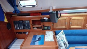 Ein kleines Boot Innere mit Armaturenbrett, Sitzgruppe und einem kleinen Tisch.