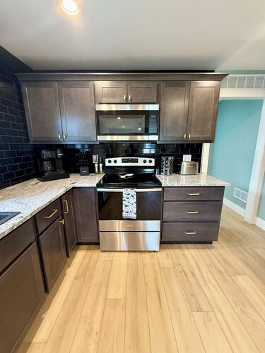 Ruby Red Crystal House: 2BD/2BA Walk to Dining & Coffee, Minutes from Major Hwy