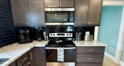 Ruby Red Crystal House: 2BD/2BA Walk to Dining & Coffee, Minutes from Major Hwy