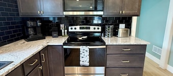 Ruby Red Crystal House: 2BD/2BA Walk to Dining & Coffee, Minutes from Major Hwy