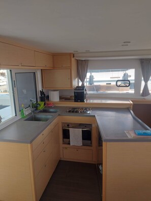Private kitchen - Sun-Kissed Sailing Adventure in Split, Croatia (Split)