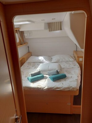 Room - Sun-Kissed Sailing Adventure in Split, Croatia (Split)