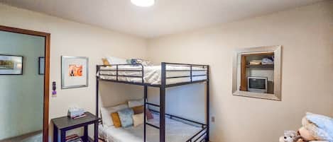 3 bedrooms, desk, WiFi, bed sheets