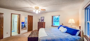 3 bedrooms, desk, WiFi, bed sheets