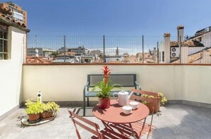 Outdoor dining - Color & Design - 2 Bedrooms - Piazza dei Signori in the Heart of Padua (Padova)