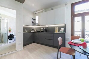 Private kitchen - Color & Design - 2 Bedrooms - Piazza dei Signori in the Heart of Padua (Padova)