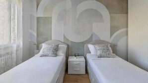 2 bedrooms, iron/ironing board, WiFi, bed sheets - Wallpaper Suites – 2 Bedrooms, 2 Bathrooms, and a Small Balcony (Padova)