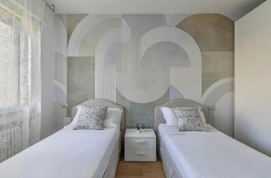 Iron/ironing board, WiFi, bed sheets - Wallpaper Suites – 2 Bedrooms, 2 Bathrooms, and a Small Balcony (Padova)