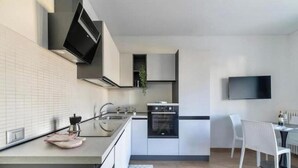 Private kitchen - Wallpaper Suites – 2 Bedrooms, 2 Bathrooms, and a Small Balcony (Padova)