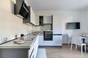 Private kitchen - Wallpaper Suites – 2 Bedrooms, 2 Bathrooms, and a Small Balcony (Padova)