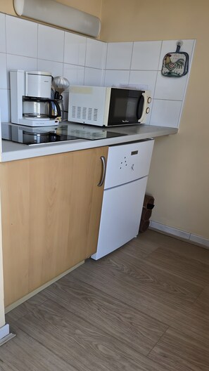 Wasserkocher mit Kaffee-/Teezubehör, Kühlschrank, Mikrowelle, Herdplatte