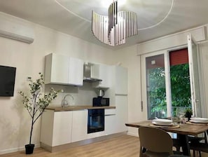 Private kitchen - Renovated 4-room apartment: 3 bedrooms, 2 bathrooms, and a terrace (Padova)