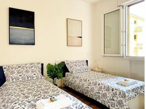 Iron/ironing board, WiFi, bed sheets - Renovated 4-room apartment: 3 bedrooms, 2 bathrooms, and a terrace (Padova)