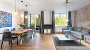 Smart TV, stereo - Spacious 4-Bedroom Apartment in Central Berlin (Berlin)