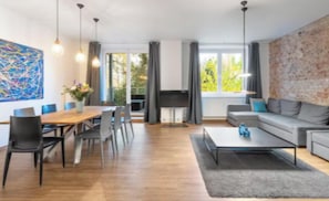 Smart TV, stereo - Spacious 4-Bedroom Apartment in Central Berlin (Berlin)