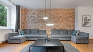 Smart TV, stereo - Spacious 4-Bedroom Apartment in Central Berlin (Berlin)