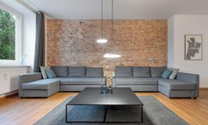 Smart TV, stereo - Spacious 4-Bedroom Apartment in Central Berlin (Berlin)