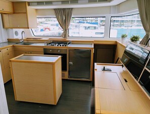 Private kitchen - Sun-Kissed Sailing Adventure in Split, Croatia (Split)