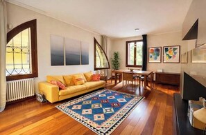 Living area - Piazza Mazzini—120 square meters / 2 bedrooms / 2 bathrooms + garage (Padova)