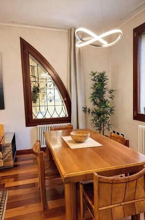 Dining - Piazza Mazzini—120 square meters / 2 bedrooms / 2 bathrooms + garage (Padova)