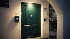 A green door with a knocker, a mailbox, and a number plate '121' on the wall. - SubitoSanto Residence - Studio Apartment 5A Obizzi-Basilica of St. Anthony (Padova)