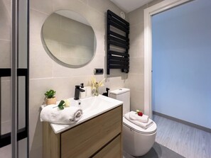Dusche, Haartrockner, Bidet, Handtücher
