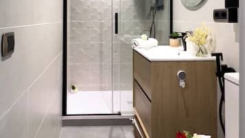 Regadera, secadora de cabello, bidet, toallas