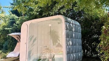 Tina de hidromasaje al aire libre