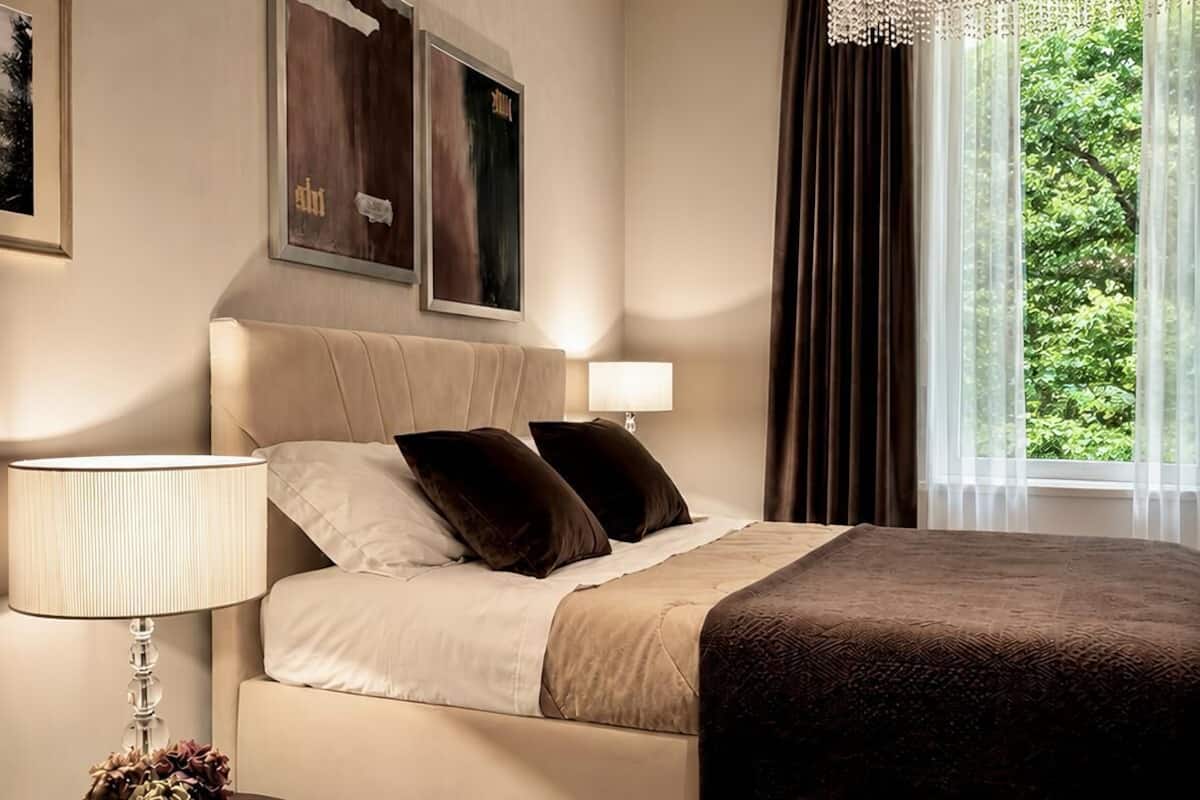 Deluxe Suite, City View | Soundproofing, iron/ironing board, WiFi (free)