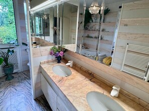 Suite, Balcony, Garden View | Bathroom - Villa Nuvola Suites (Fiorano Modenese)