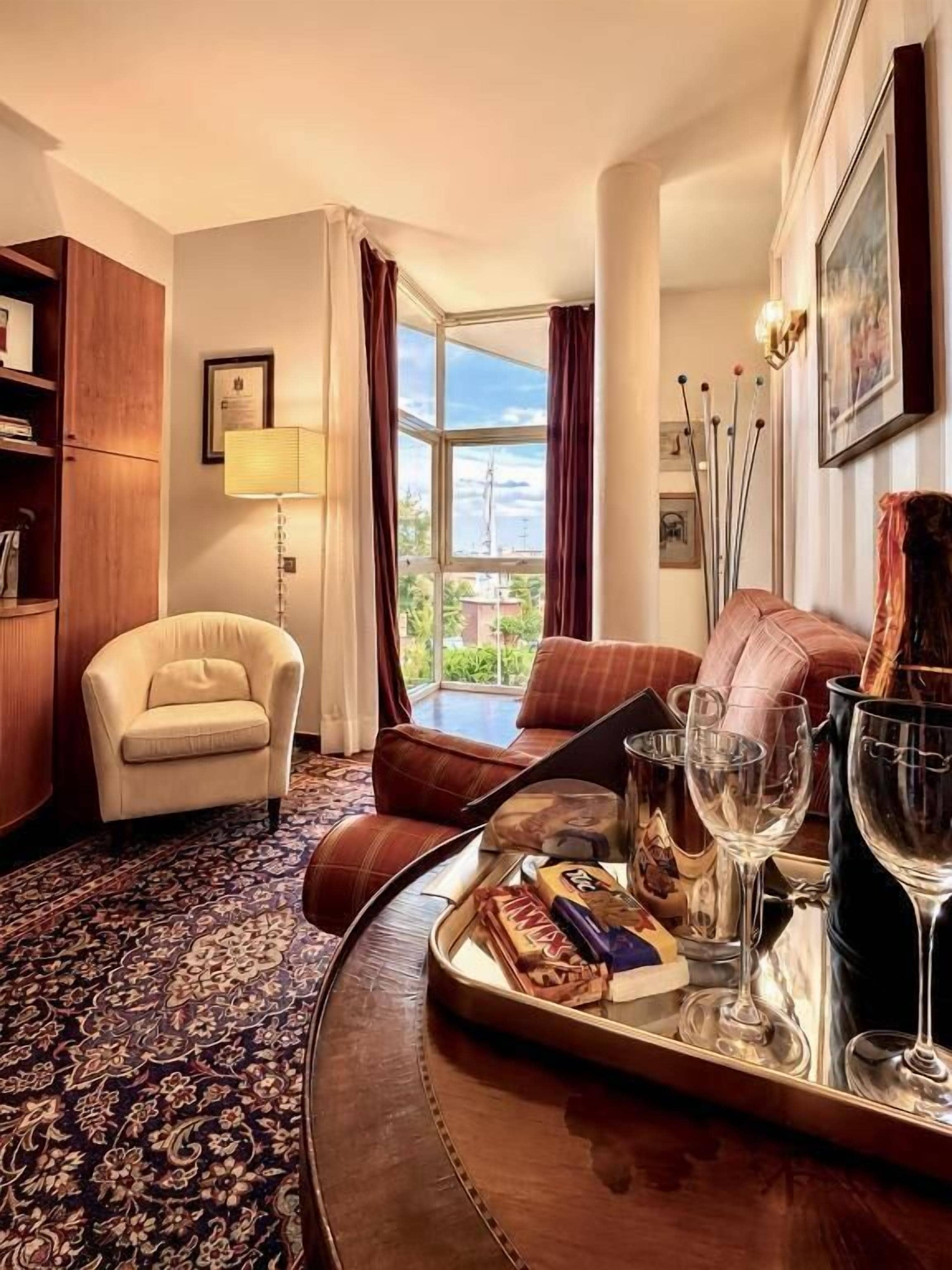 Deluxe Suite, City View | Living area