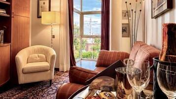 Deluxe Suite, City View | Living area
