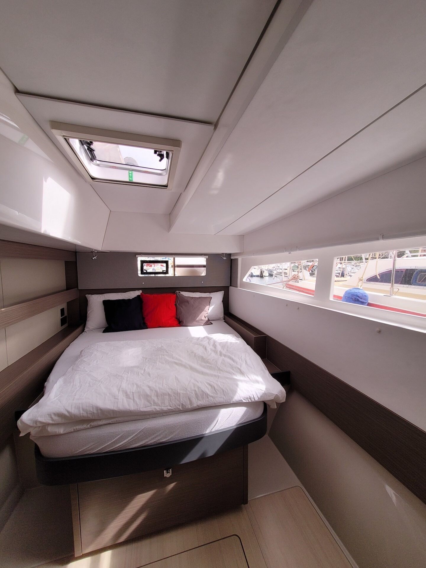 Un interior moderno con una cama, un tragaluz y vistas al exterior.