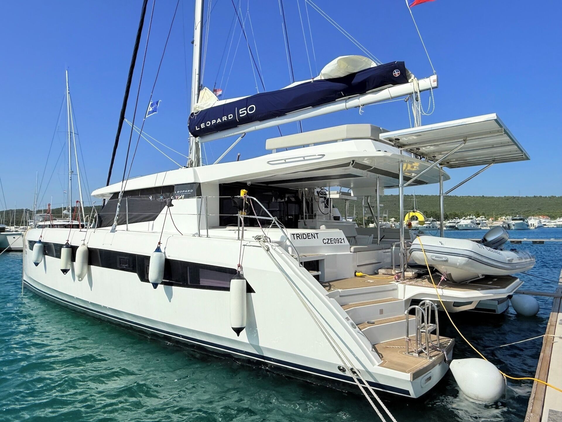 En lyxyacht låg förtöjd vid en småbåtshamn. Namnet på yachten var ”LEOPARD 50” och registreringsnumret var ”CZE0921”.