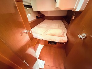 A compact cabin with a bunk bed, wooden walls, and a small control panel. - Sun-Kissed Sailing Adventure in Zadar, Croatia (Bibinje)