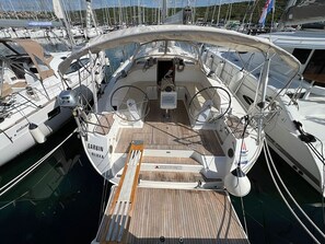 Un pont de bateau équipé d’un volant, d’une petite table et d’une pancarte sur laquelle on peut lire : « GARBIN RIEKA ».