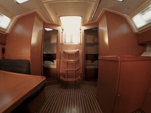 Espaço compacto com cama, mesa pequena e guarda-roupa.