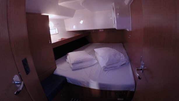 A compact cabin with a bunk bed, a small desk, and a window. - Sun-Kissed Sailing Adventure in Zadar, Croatia (Zadar)