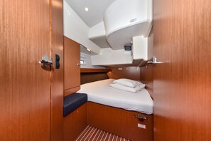 A compact cabin with a bed, a small bench, and a white ceiling. - Sun-Kissed Sailing Adventure in Zadar, Croatia (Bibinje)