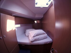 A compact room with a bed, a skylight, and a door. - Sun-Kissed Sailing Adventure in Zadar, Croatia (Zadar)