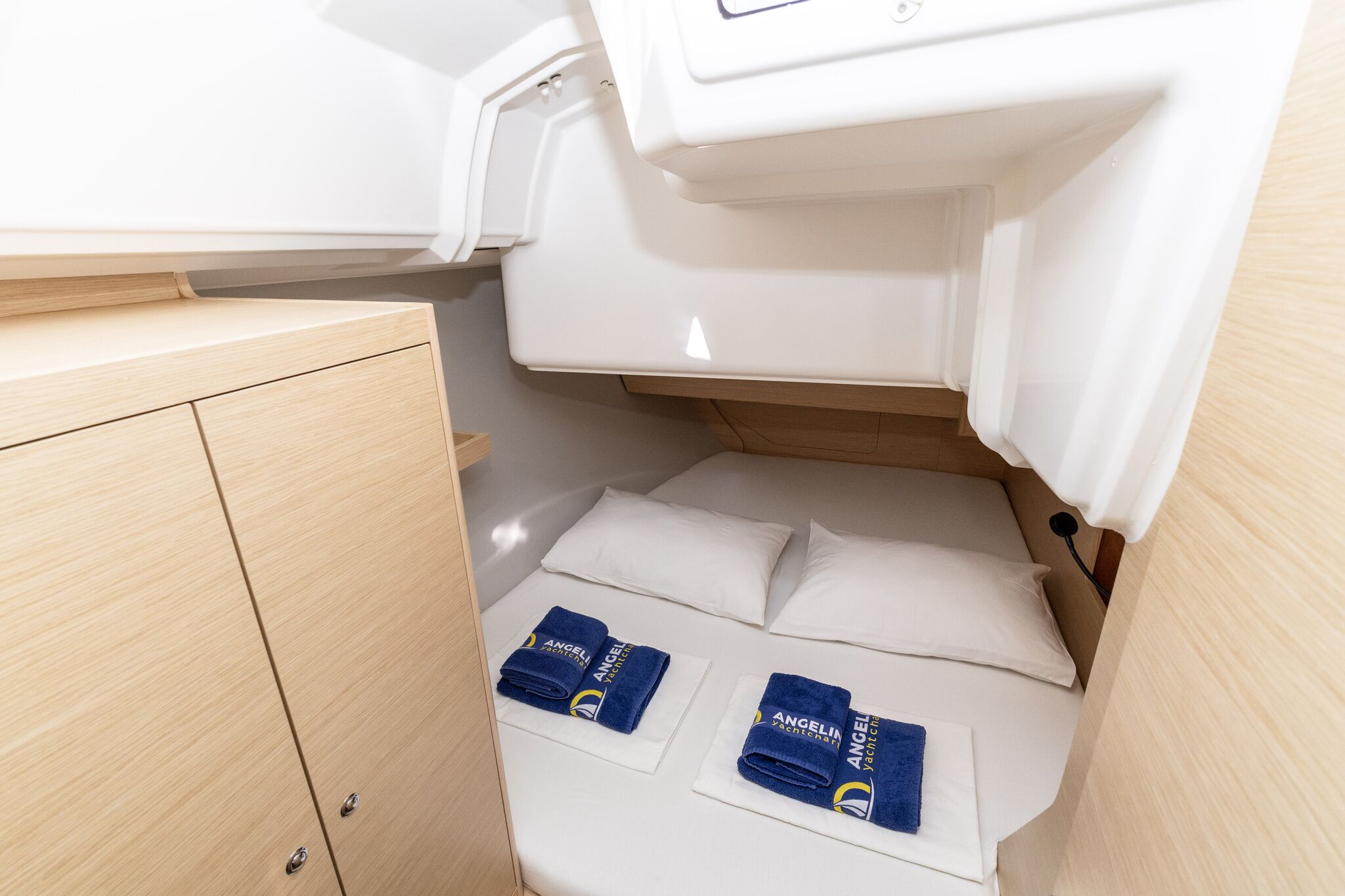 Una cabaña acogedora con cama, almohadas y toallas ordenadamente dobladas.