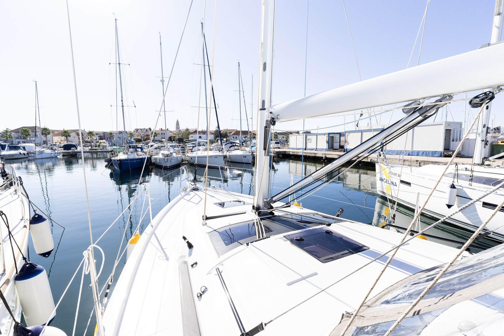 Ein Yachthafen mit mehreren angestuften Segelbooten.