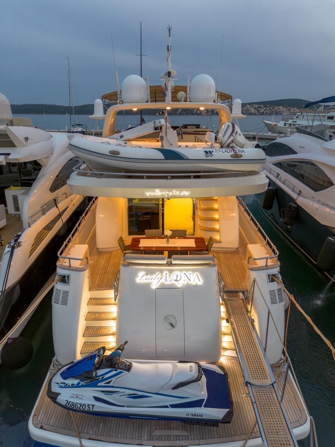 Uno yacht con ponte diviso, zona pranzo e motore Yamaha fuori bordo.