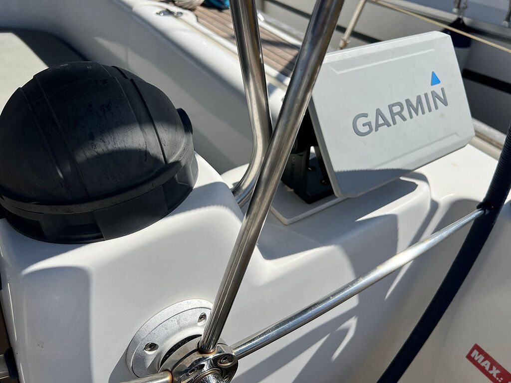 Ein Navigationsgerät von Garmin auf einem Boot.