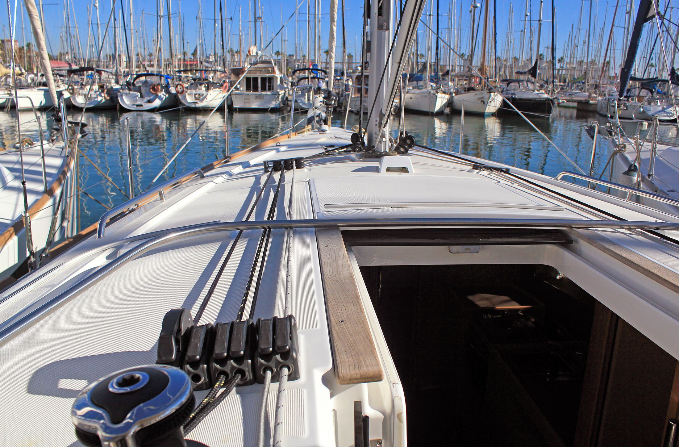 Un port de plaisance où sont amarrés de nombreux bateaux.
