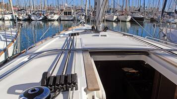 Un port de plaisance où sont amarrés de nombreux bateaux.