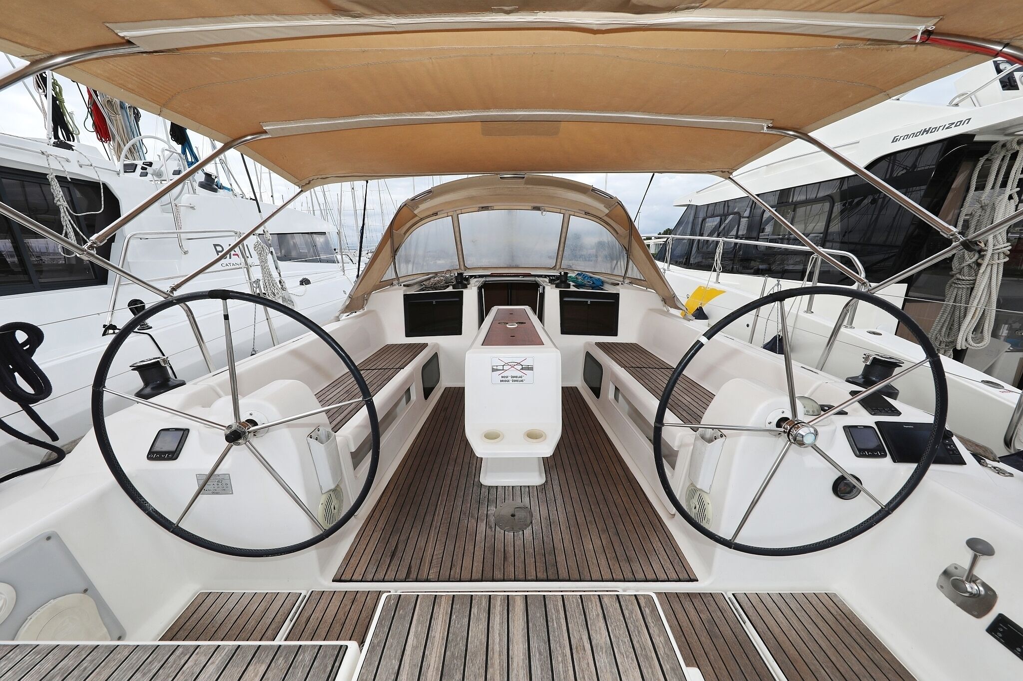 Ein Bootsdeck mit Steuer, Armaturenbrett und Verdeck.
